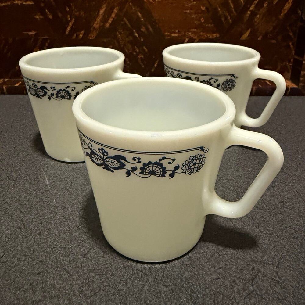 PYREX Set of 3 8 oz Milk Glass Mugs Cups White/Blue Floral Old Town Blue Corelle